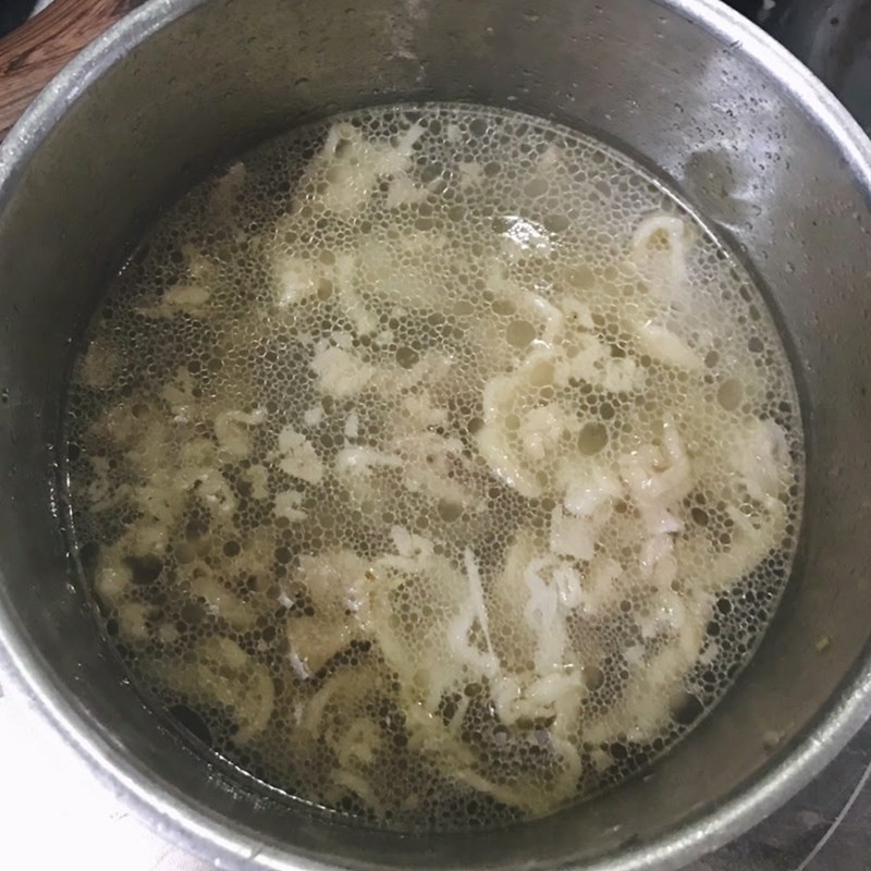Nồi nước dùng thịt bò đang sôi nhẹ, sẵn sàng cho các nguyên liệu khác