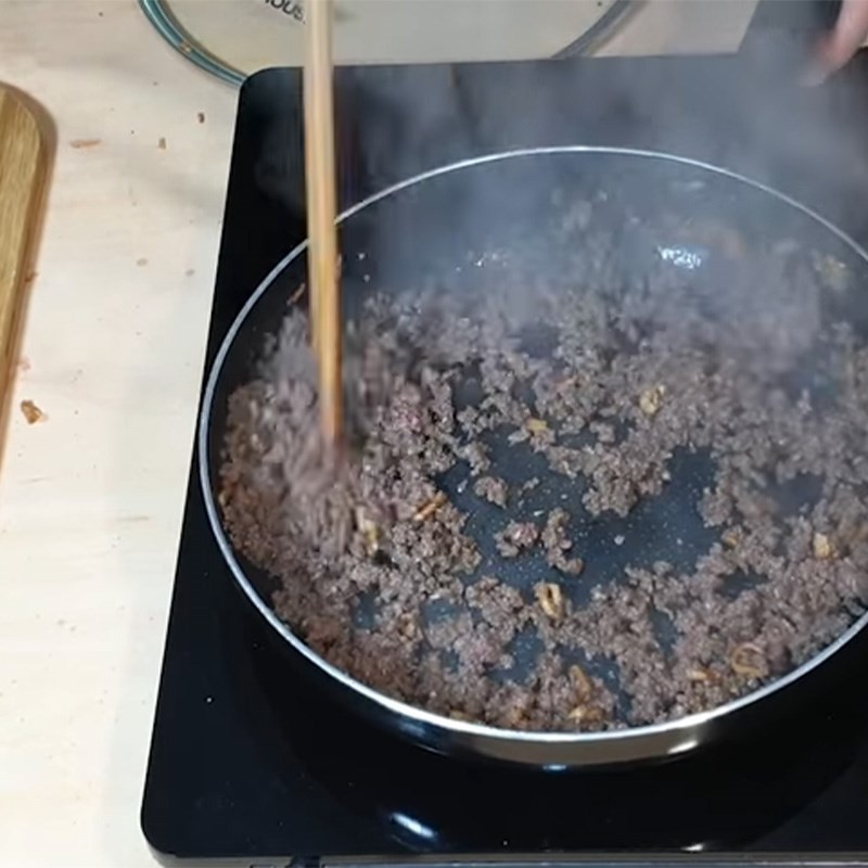 Xào thịt chim bồ câu băm nhuyễn với hành phi, ngấm gia vị