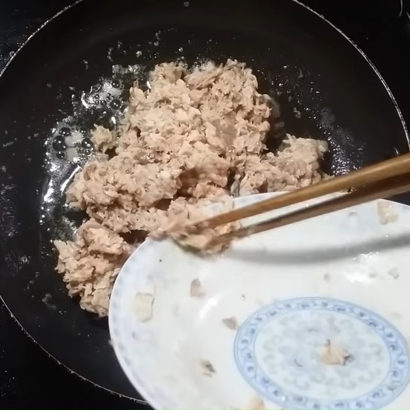 Xào thịt cá chép với gia vị