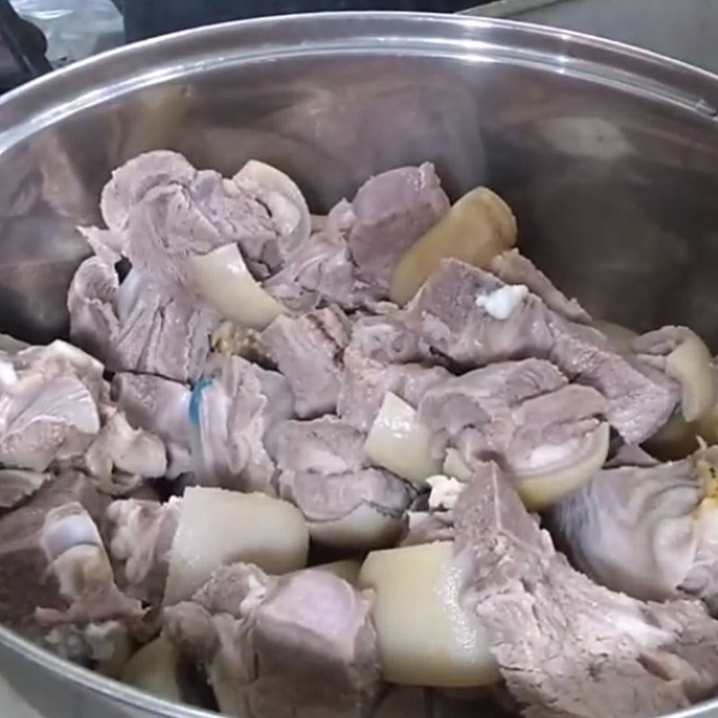Cách nấu lẩu dê khô: Xào thịt dê