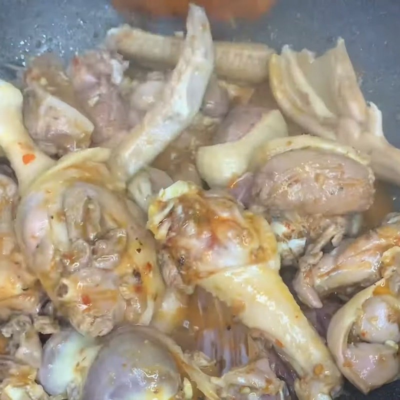 Đảo đều thịt vịt trên chảo để gia vị thấm sâu trước khi nấu vịt nấu tiêu
