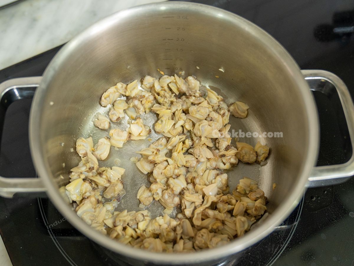 Bước xào thịt ngao với hành tỏi phi thơm trước khi cho vào canh ngao rau muống giúp thịt săn chắc và dậy mùi hấp dẫn.