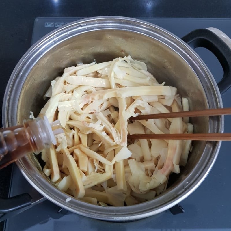 Thịt ốc đã xào săn được trút ra tô, chuẩn bị cho bước nấu nước dùng bún ốc măng.