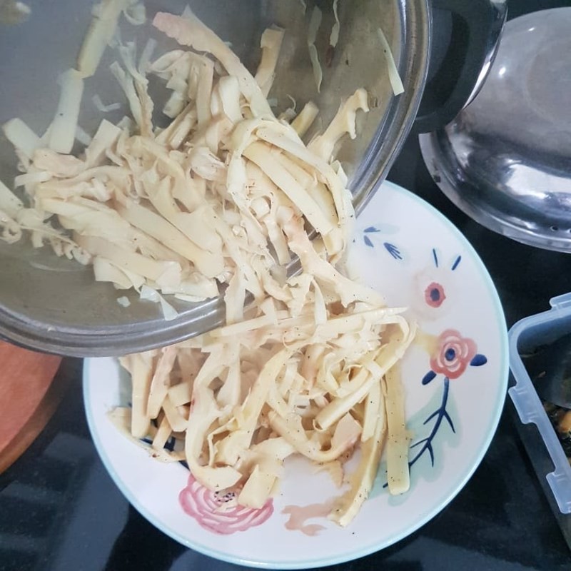 Xào măng tươi với dầu ăn và nước mắm, giúp măng thấm vị và giòn ngon hơn khi kết hợp cùng bún ốc măng.