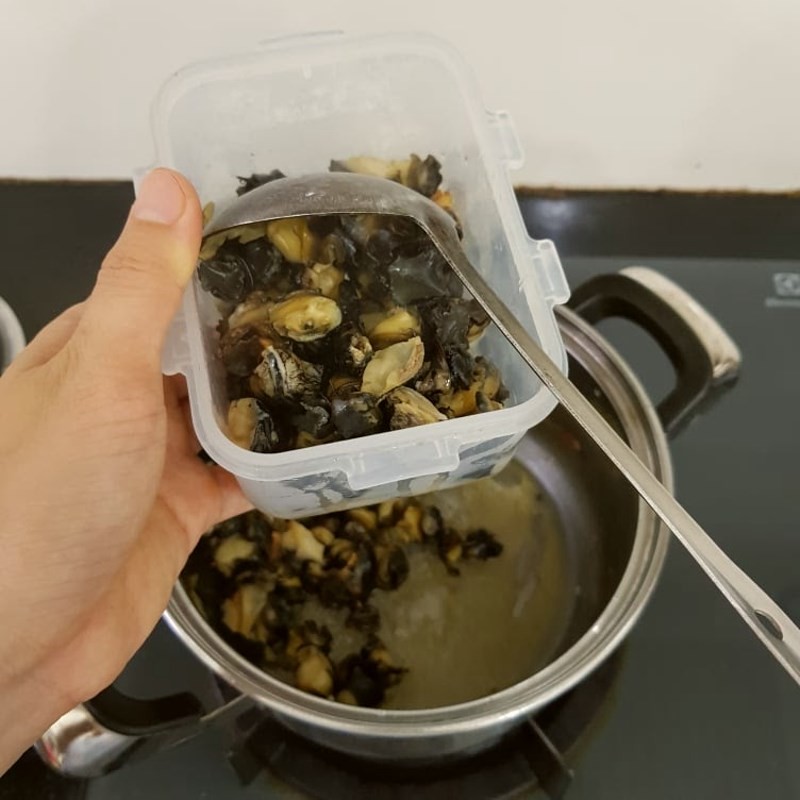 Phi thơm hành tím băm nhỏ, bước đầu tiên để xào thịt ốc nhồi cho món bún ốc măng đậm đà.