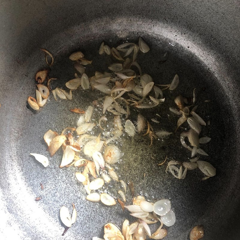 Phi thơm hành tím trong nồi để xào thịt nấu canh giá đậu