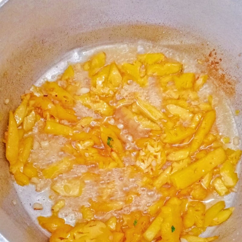 Xào thơm với hành tỏi để tạo vị nền cho canh chua cá lóc