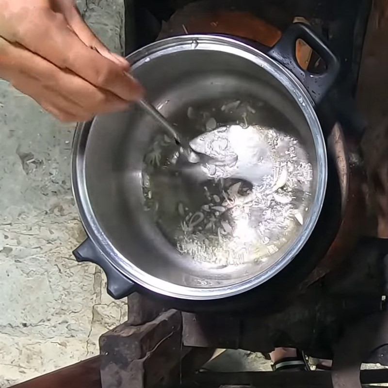 Xào thịt gà để nấu món canh củ sắn thơm ngon