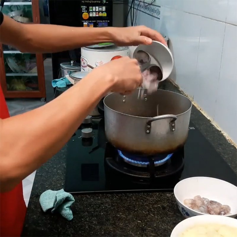 Xào tôm tươi nhanh tay