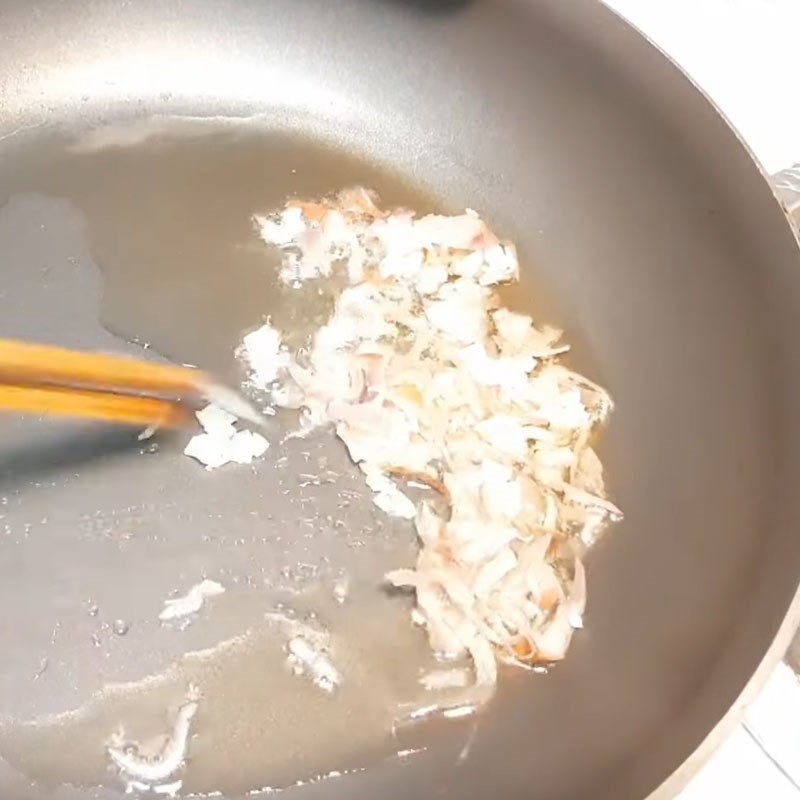 Phi hành tỏi thơm lừng cho thịt cua khi nấu bánh canh