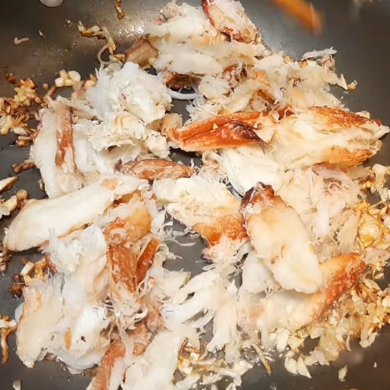 Xào thịt cua với dầu màu điều tạo màu đẹp cho bánh canh cua giò heo