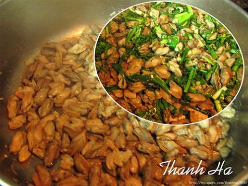 Xào trùng trục đã sơ chế với hành khô và gia vị, tăng hương vị cho món cháo trùng trục cho bé