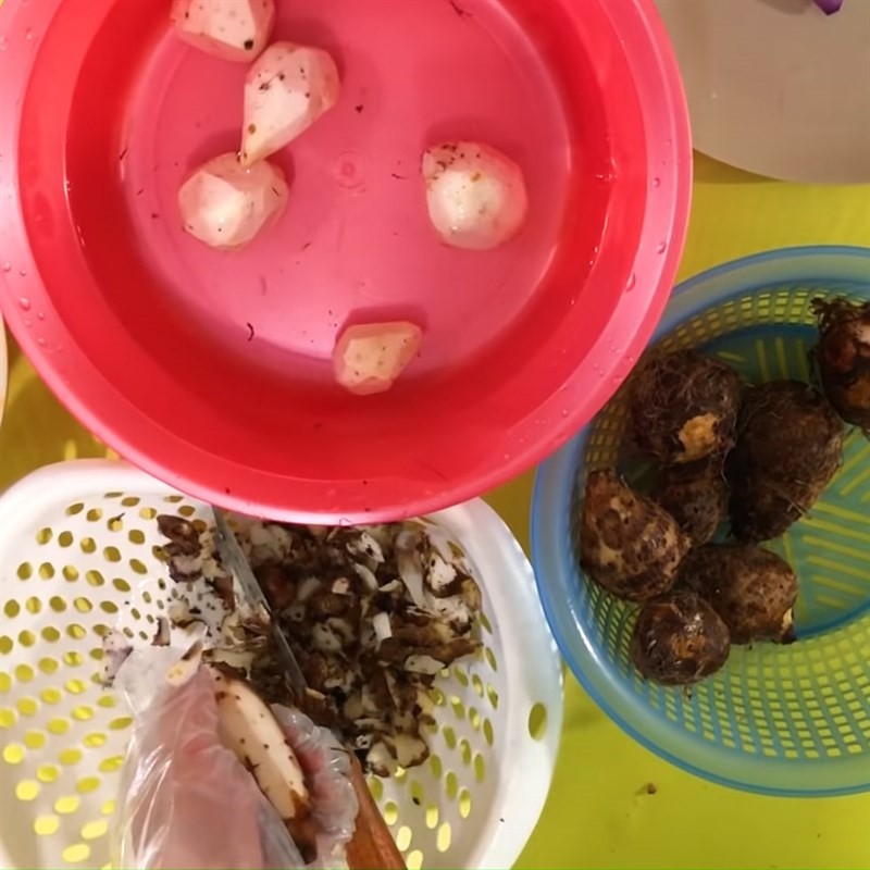Khoai sọ đã gọt vỏ, cắt miếng và ngâm nước muối loãng, chuẩn bị cho canh xương gà