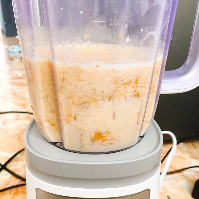 Xay hỗn hợp bí đỏ hấp, sữa tươi và sữa đặc