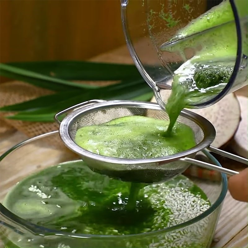 Lọc lấy phần nước cốt lá dứa xanh mướt, loại bỏ bã, để ngâm nếp giúp tạo màu sắc và hương thơm tự nhiên cho món chè khoai môn lá dứa.