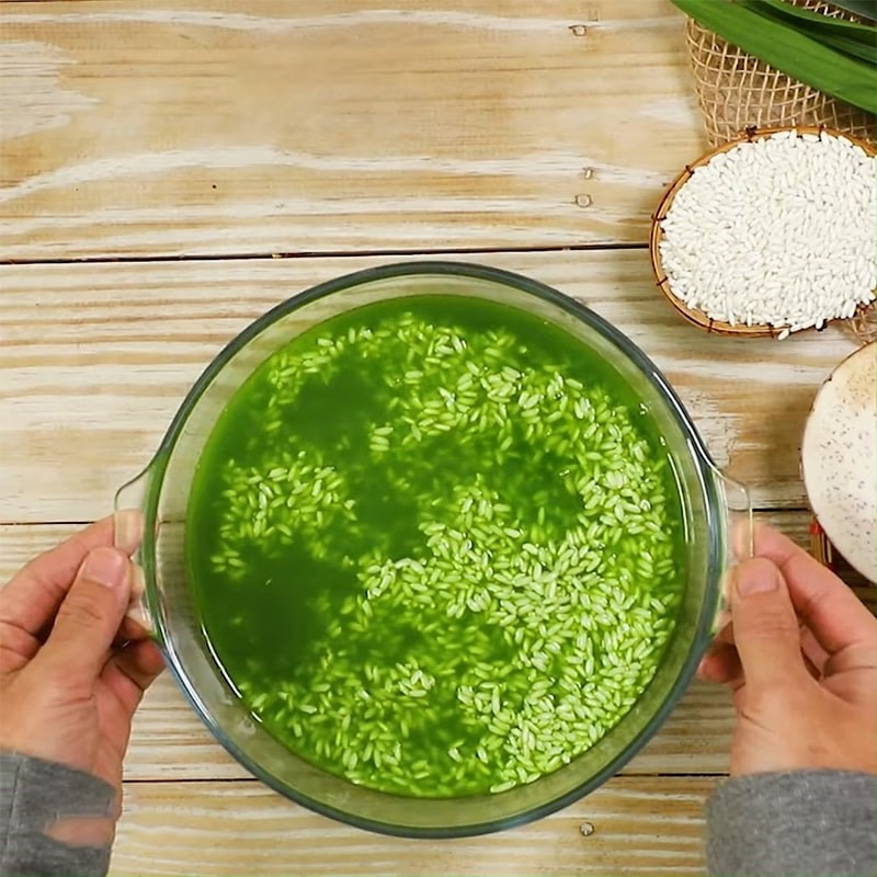 Hạt nếp ngỗng trắng ngần đang ngâm trong nước cốt lá dứa, hấp thụ màu xanh và hương thơm nhẹ nhàng cho món chè khoai môn lá dứa.
