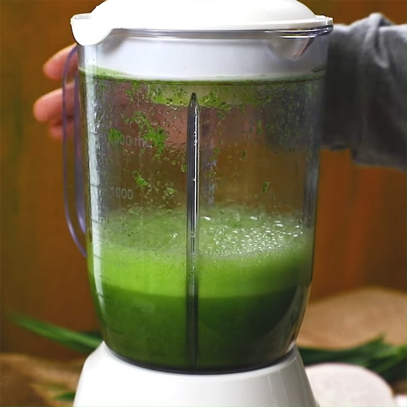 Lá dứa được cắt khúc nhỏ, sẵn sàng cho vào máy xay sinh tố để chuẩn bị nước ngâm nếp trong công thức chè khoai môn lá dứa.