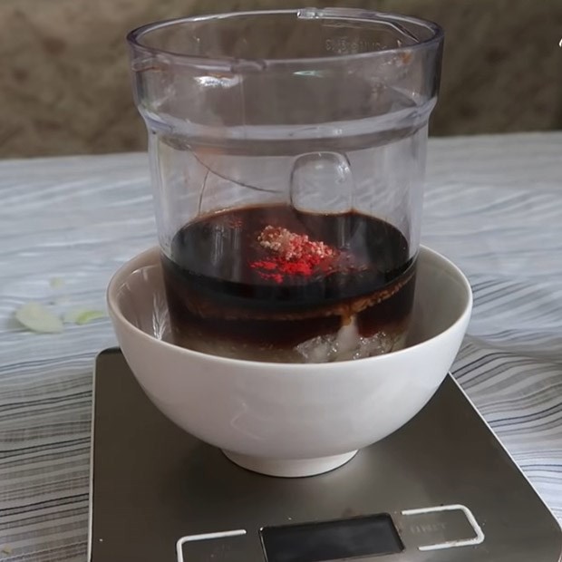 Hỗn hợp gia vị đang được xay mịn