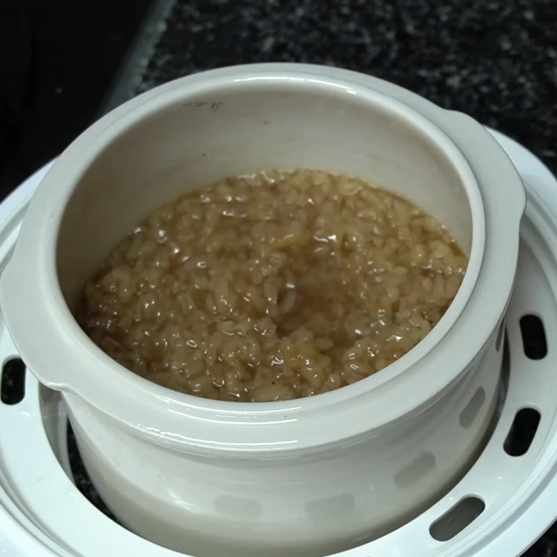 Hỗn hợp rau và gà ác đang được xay nhuyễn thành cháo