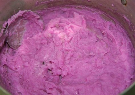 Khoai lang tím được xay nhuyễn và đun sôi tạo nền chè sánh mịn