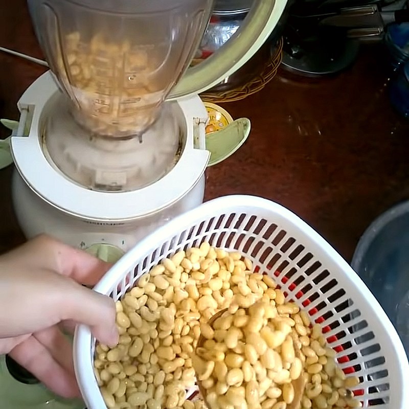 Xay nhuyễn đậu nành với máy xay sinh tố để làm sữa tại nhà