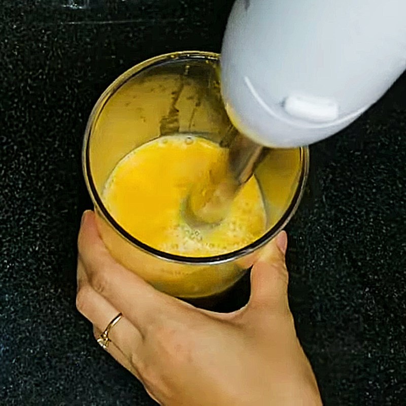 Lọc sữa bí đỏ qua rây để loại bỏ bã và tạo độ mịn cho thành phẩm