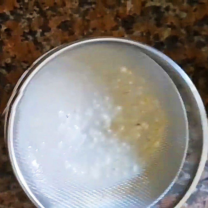 Lọc sữa bí đỏ hạt sen qua rây để loại bỏ cặn, đảm bảo sữa mịn màng cho bé