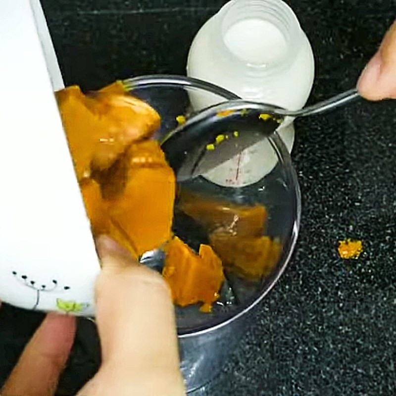 Sữa bí đỏ được xay nhuyễn bằng máy xay cầm tay, đảm bảo độ mịn