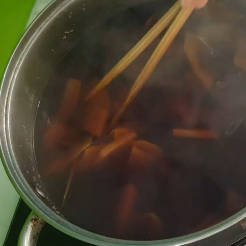 Lọc hỗn hợp khoai lang tím bí đỏ qua rây
