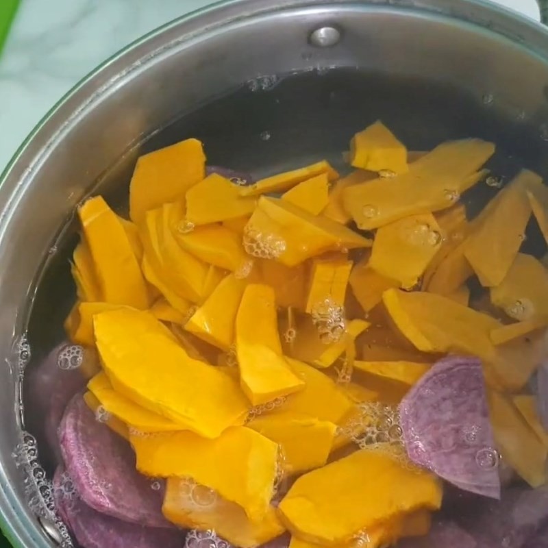 Hỗn hợp khoai lang tím và bí đỏ đã luộc chín, sẵn sàng xay