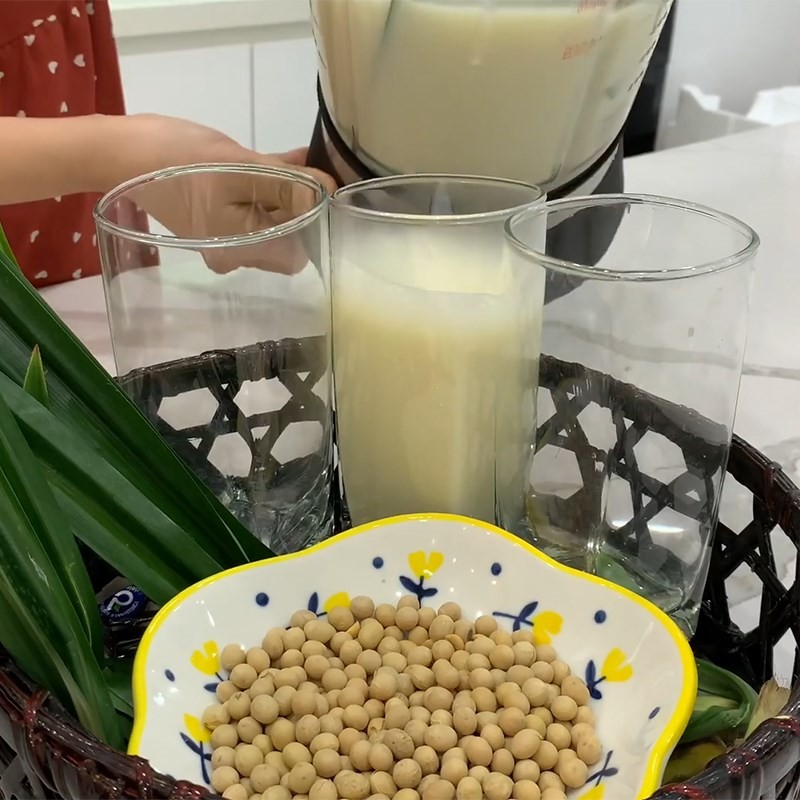 Ly sữa đậu nành hạt điều sánh mịn, thơm béo thành phẩm