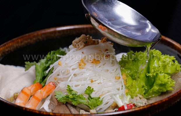 Xếp tất cả các nguyên liệu vào tô thật đẹp mắt và chan nước dùng lên trên