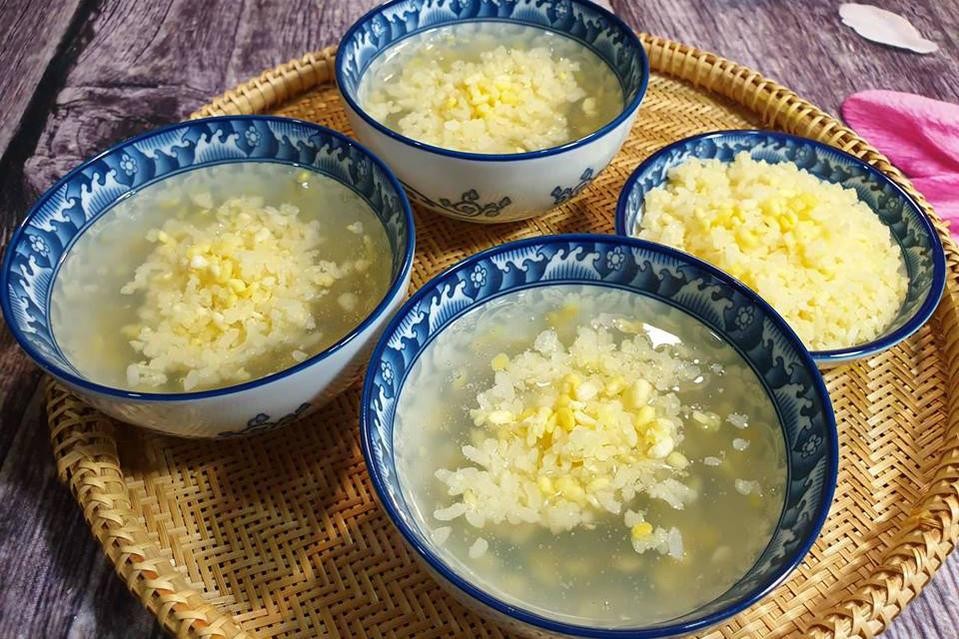 Mâm cúng thôi nôi với chè đậu xanh và xôi vò