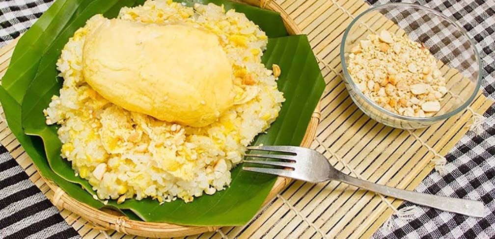 Món xôi sầu riêng hoàn chỉnh với sự kết hợp hài hòa của màu sắc và hương vị đặc trưng miền Tây
