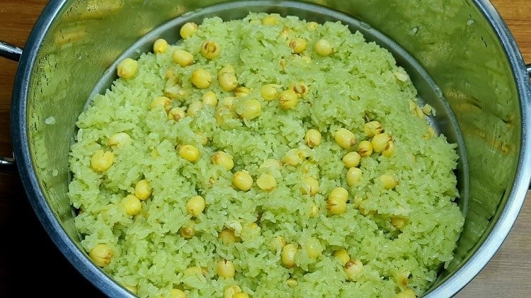 Xôi lá dứa hạt sen đang được hấp chín trong xửng, có tạo các lỗ thoát hơi