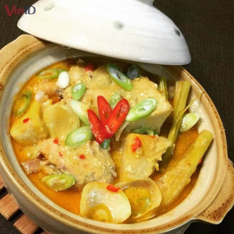 Món gà nấu chao nóng hổi thưởng thức cùng bún và các loại rau xanh tươi ngon