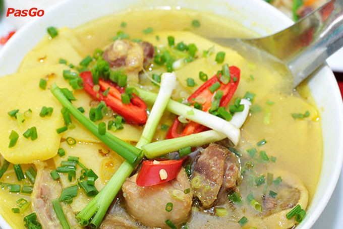 Món xáo vịt ăn bún thơm ngon, nóng hổi đã hoàn thành, sẵn sàng thưởng thức