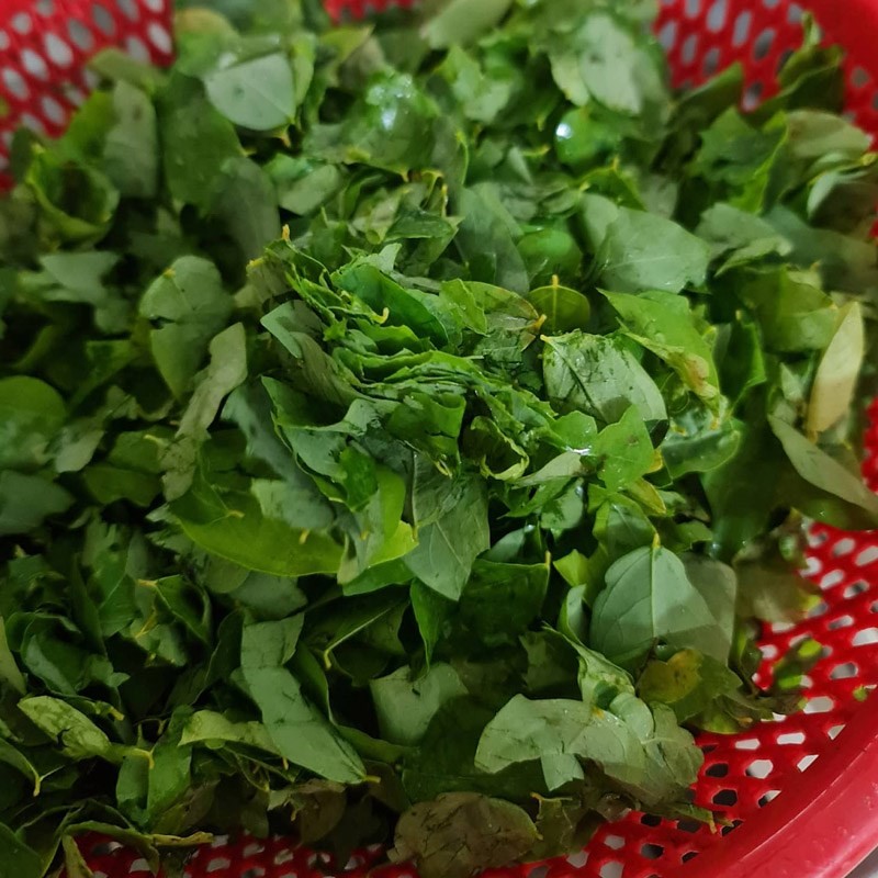 Rau ngót đã tuốt lá và rửa sạch sẵn sàng nấu canh cá rô