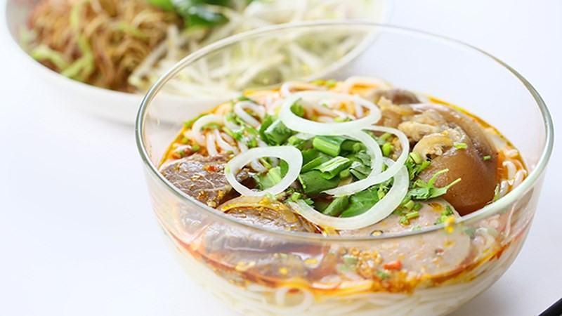 Tô bún bò Huế đậm đà, minh họa cho cách nấu nước bún đơn giản nhưng giàu hương vị