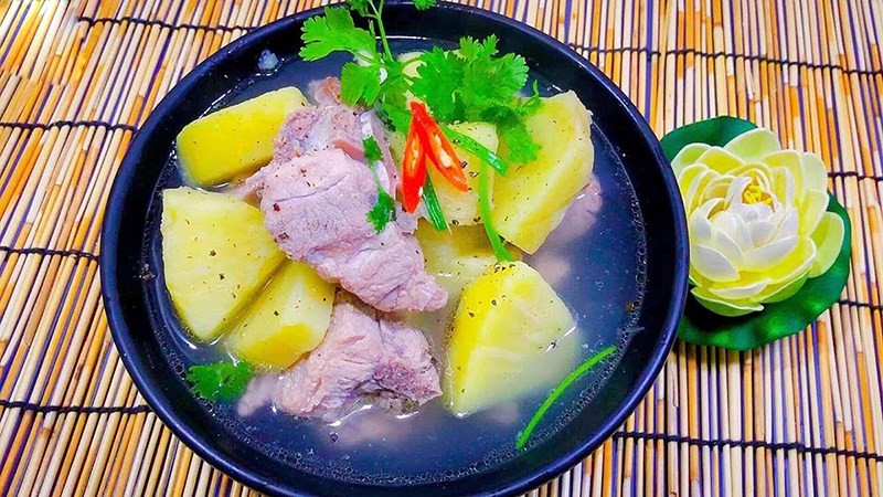 Món canh xương heo hầm sake độc đáo, bùi bùi lạ miệng