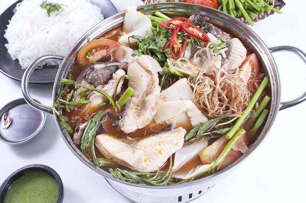 Canh chua cá lăng với dứa và nghệ thơm ngon