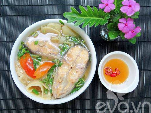 Canh chua cá basa với dứa đặc trưng hương vị Nam bộ
