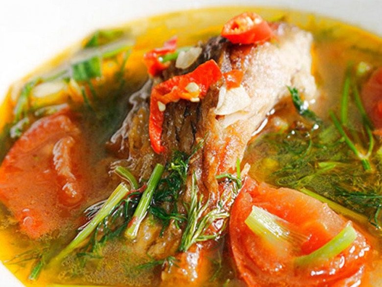 Canh chua cá chép với dứa và các loại rau củ