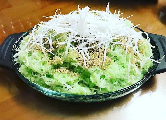 Mẹo nhỏ rưới cốt dừa lên xôi lá dứa để món ăn thêm bóng đẹp và béo ngậy