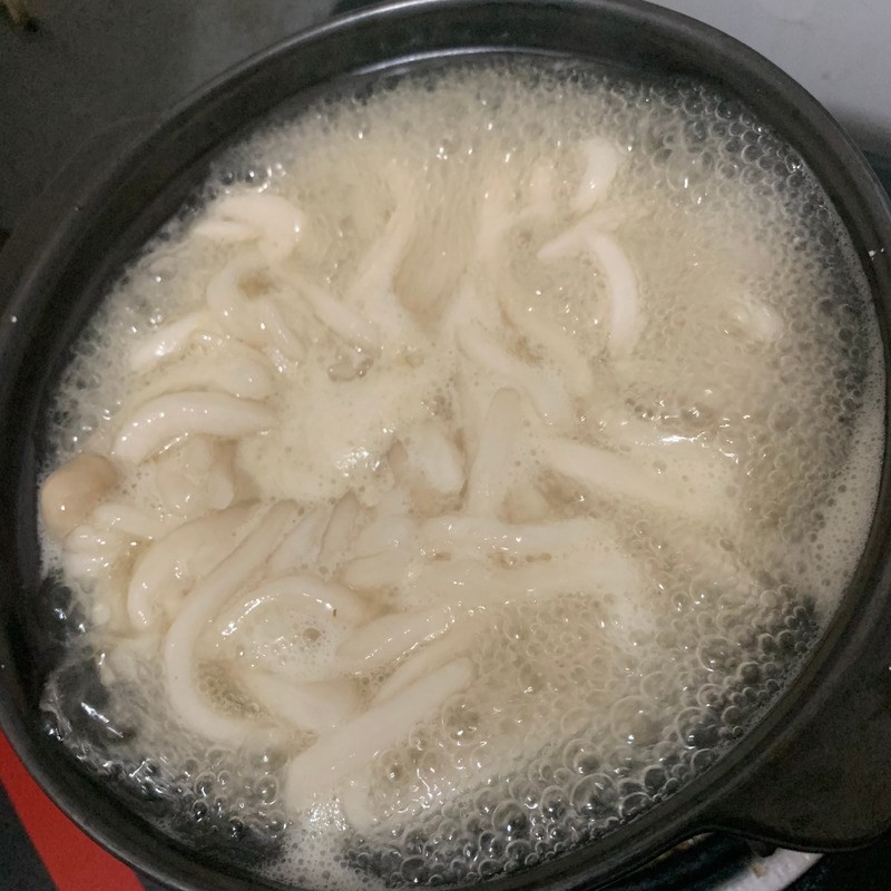 Sợi bánh canh bột lọc đã luộc chín, nổi đều trên mặt nước