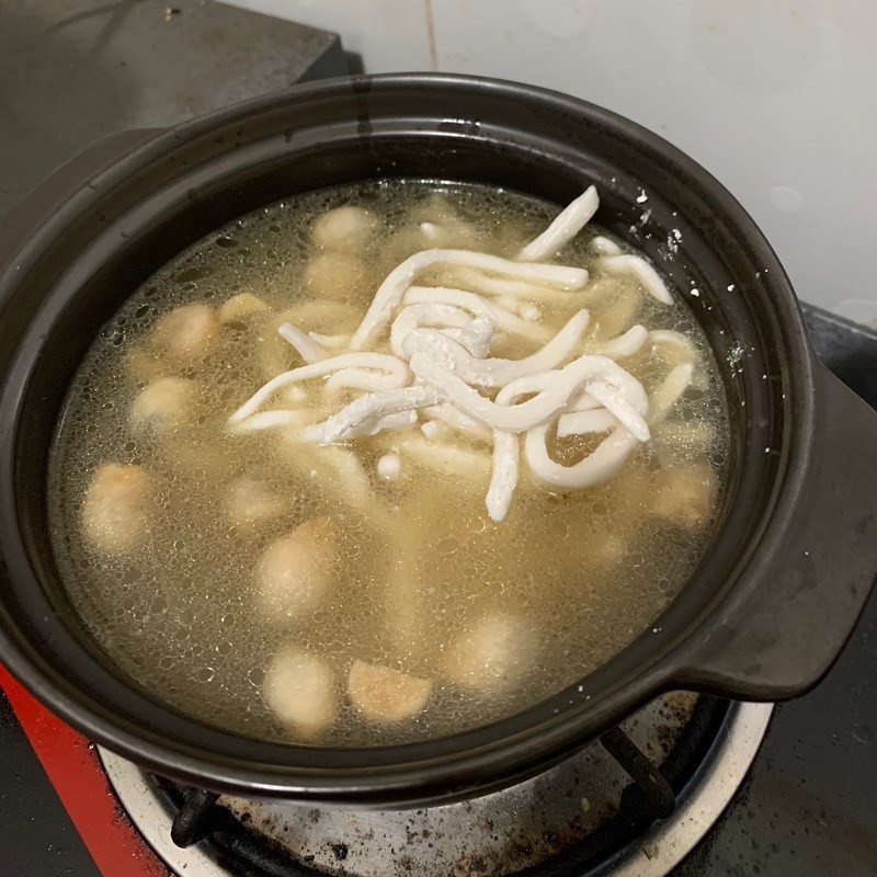 Luộc bột bánh canh cá lóc bột lọc trong nồi riêng