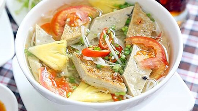 Tô bún chả cá Nha Trang với chả cá dai ngon, minh họa cách nấu nước bún đơn giản từ hải sản
