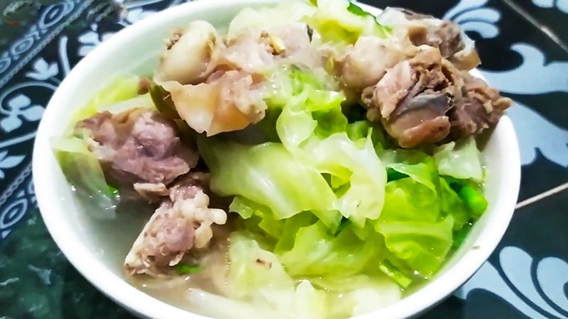 Canh xương heo hầm bắp cải ngọt tự nhiên, dễ chế biến
