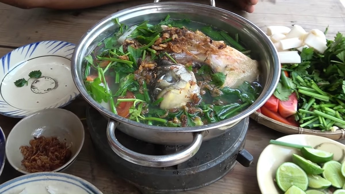Hai món lẩu cá chim thơm ngon: lẩu nấu ngót và lẩu chua cay cho bữa ăn gia đình