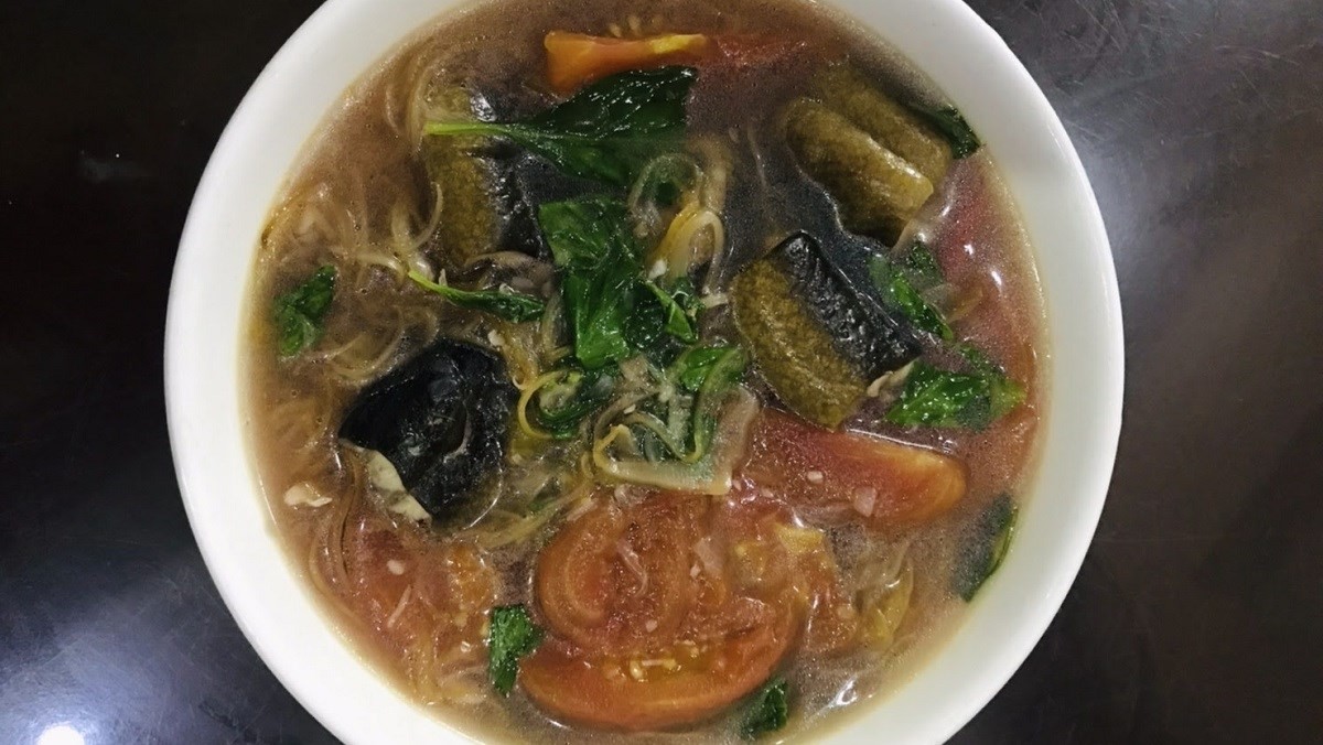 Thưởng thức bát canh chua lươn cơm mẻ nóng hổi cùng cơm trắng trong bữa ăn gia đình